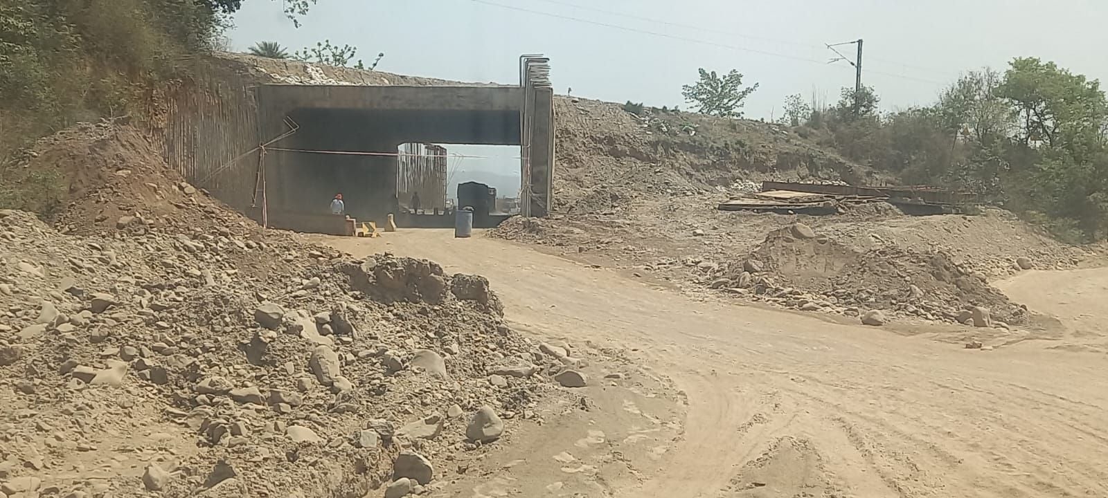 परवाणू के टकसाल पंचायत में पानी किल्लत को लेकर धरना प्रदर्शन करते लोग। संवाद परवाणू के टकसाल पंचायत में पानी किल्लत को लेकर धरना प्रदर्शन करते लोग। संवाद