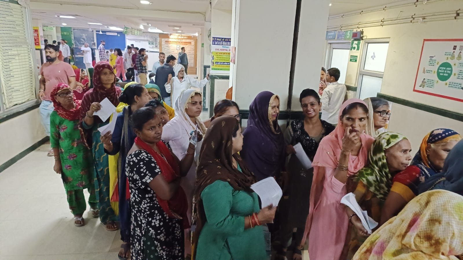 सोनीपत के जिला नागरिक अस्पताल परिसर में सिविल सर्जन कार्यालय के गेट पर वाटर कूलर में पानी देखता