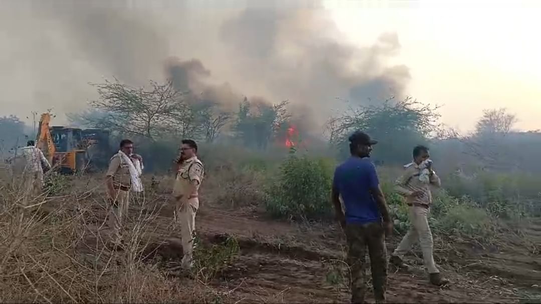 आग बुझाने जेसीबी से बनाया गया रास्ता आग बुझाने जेसीबी से बनाया गया रास्ता