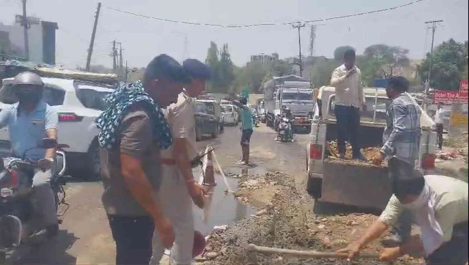 बद्दी-बरोटीवाला मार्ग पर लगा जाम। संवाद