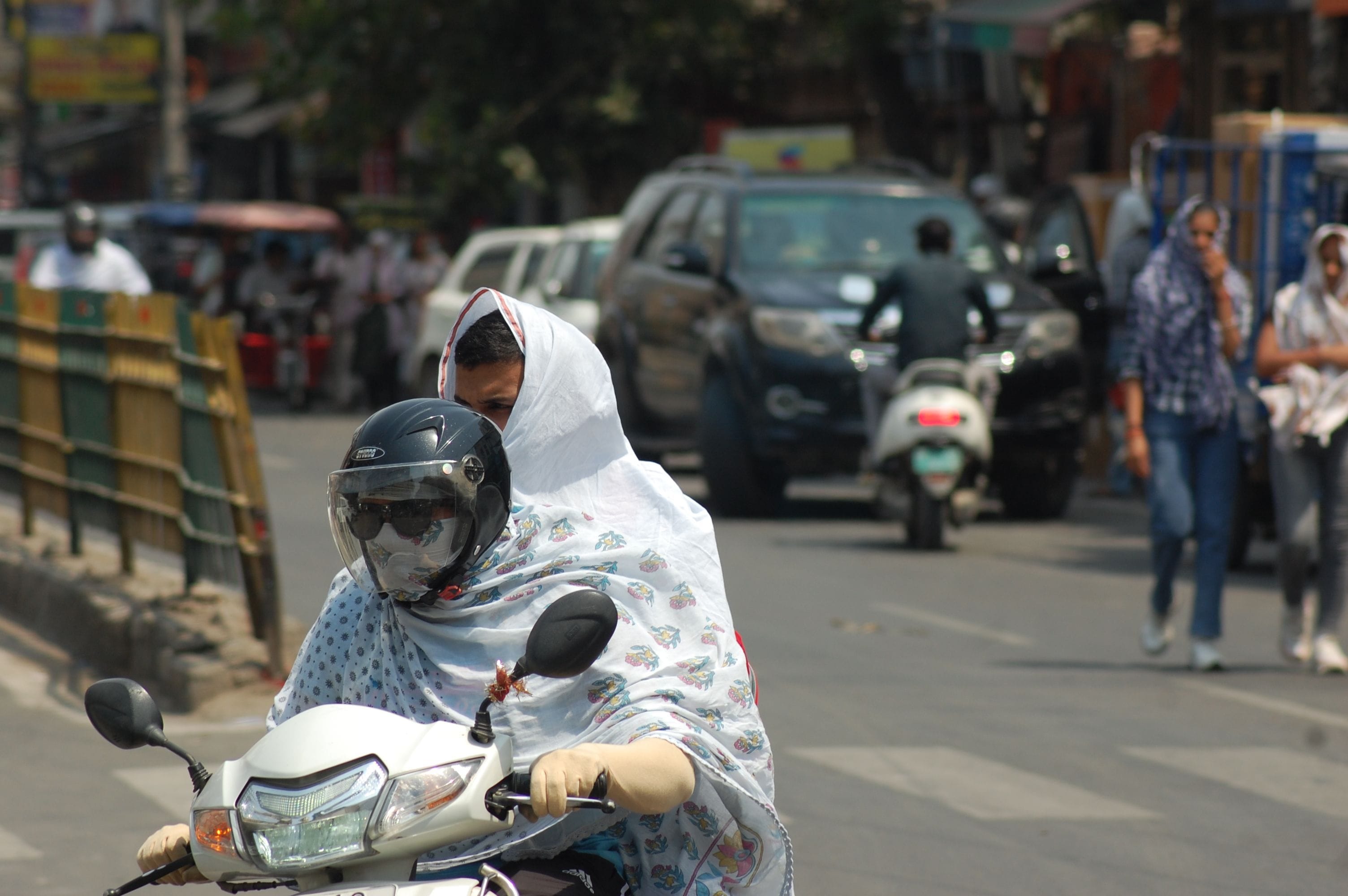 फोटो 19- सोनीपत में भीषण गर्मी में जिला नागरिक अस्पताल में लगी मरीजों की भीड़। संवाद