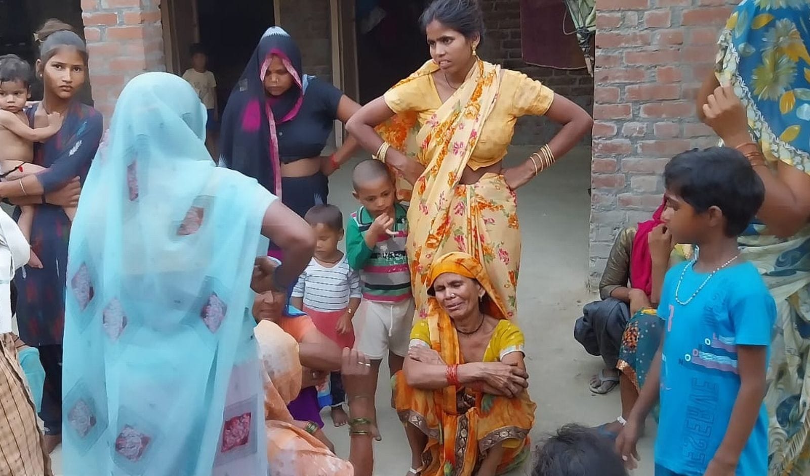 इसी कंटीले तारों के बीच काले धागे में फंसकर हुई मासूम की मौत। संवाद