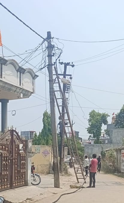 कैमहरा बिजली फीडर पर हंगामा करते किसान। संवाद कैमहरा बिजली फीडर पर हंगामा करते किसान। संवाद