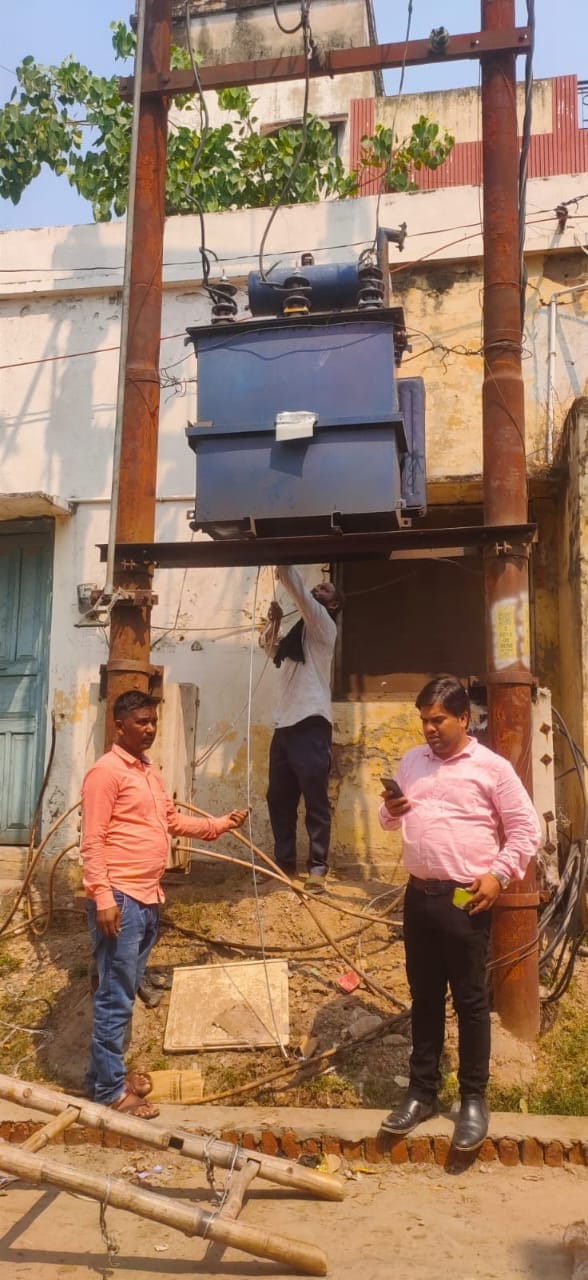 पूरनुपर नगर में ट्रांसफार्मर रखने के विवाद पर विरोध कर रहे लोगो को समझाते कोतवाल । स्रोत - मोहल
