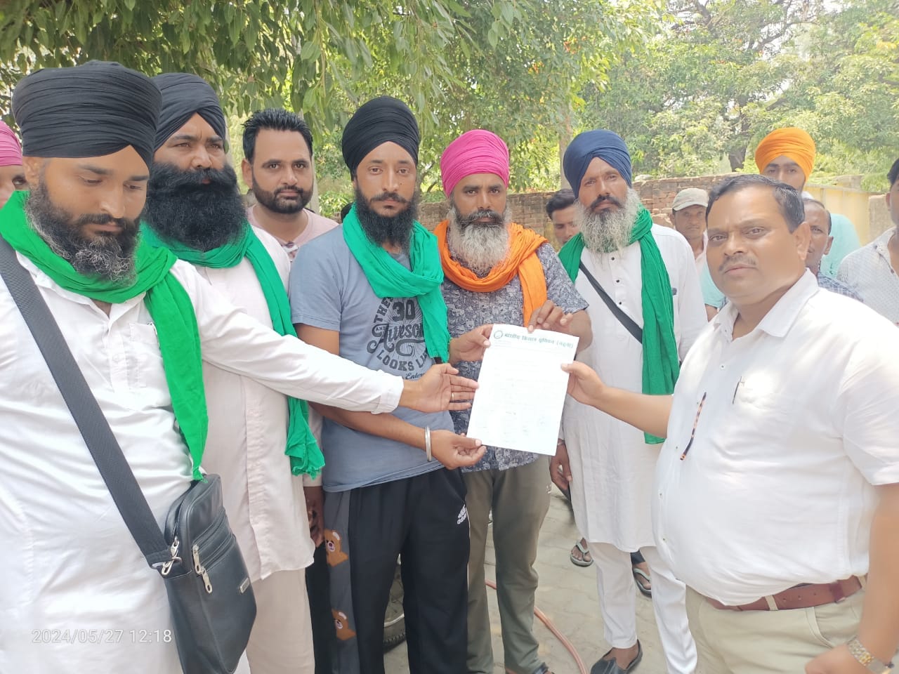 पूरनुपर नगर में ट्रांसफार्मर रखने के विवाद पर विरोध कर रहे लोगो को समझाते कोतवाल । स्रोत - मोहल