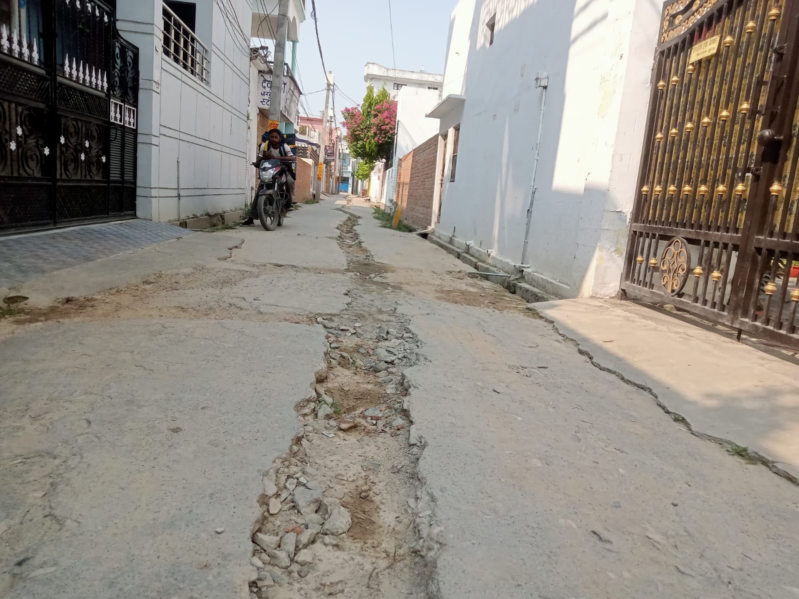 शहर के छतरी चौराहे के पास टनकपुर रोड पर खुले पडे मेन होल के पास खेलता बच्चा । संवाद