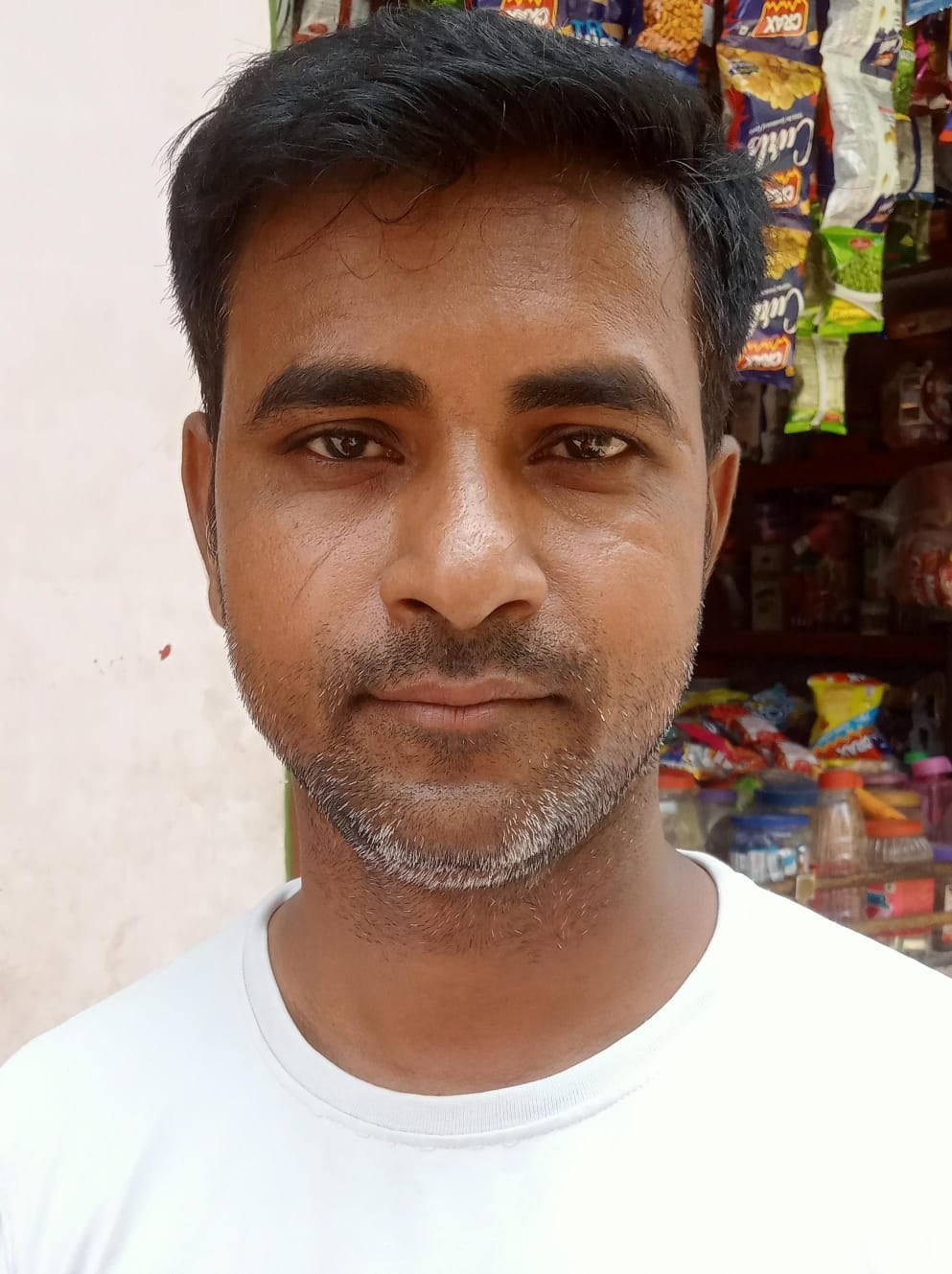 शहर के छतरी चौराहे के पास टनकपुर रोड पर खुले पडे मेन होल के पास खेलता बच्चा । संवाद