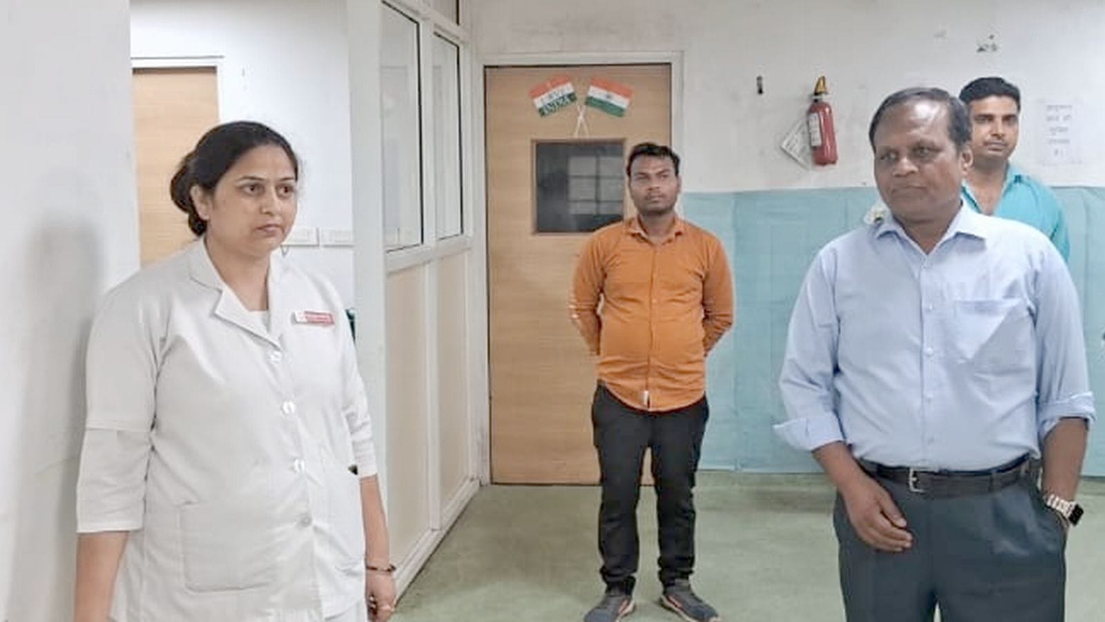 उझानी अस्पताल में लगा अग्निशमन यंत्र। संवाद