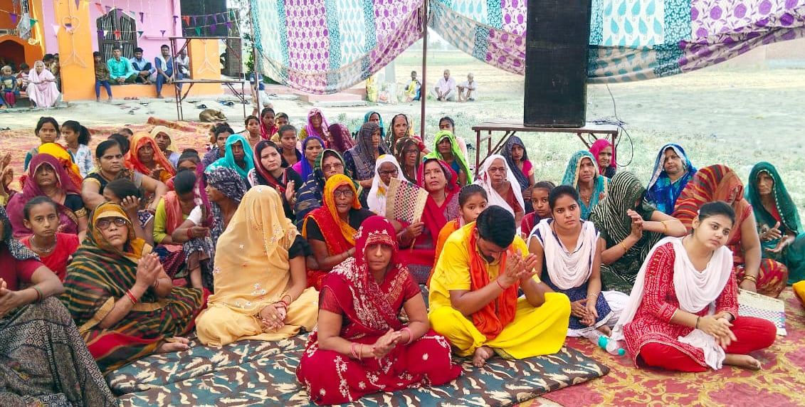 वैन गांव में भागवत कथा सुनाते अवध किशोर महाराज। संवाद वैन गांव में भागवत कथा सुनाते अवध किशोर महाराज। संवाद