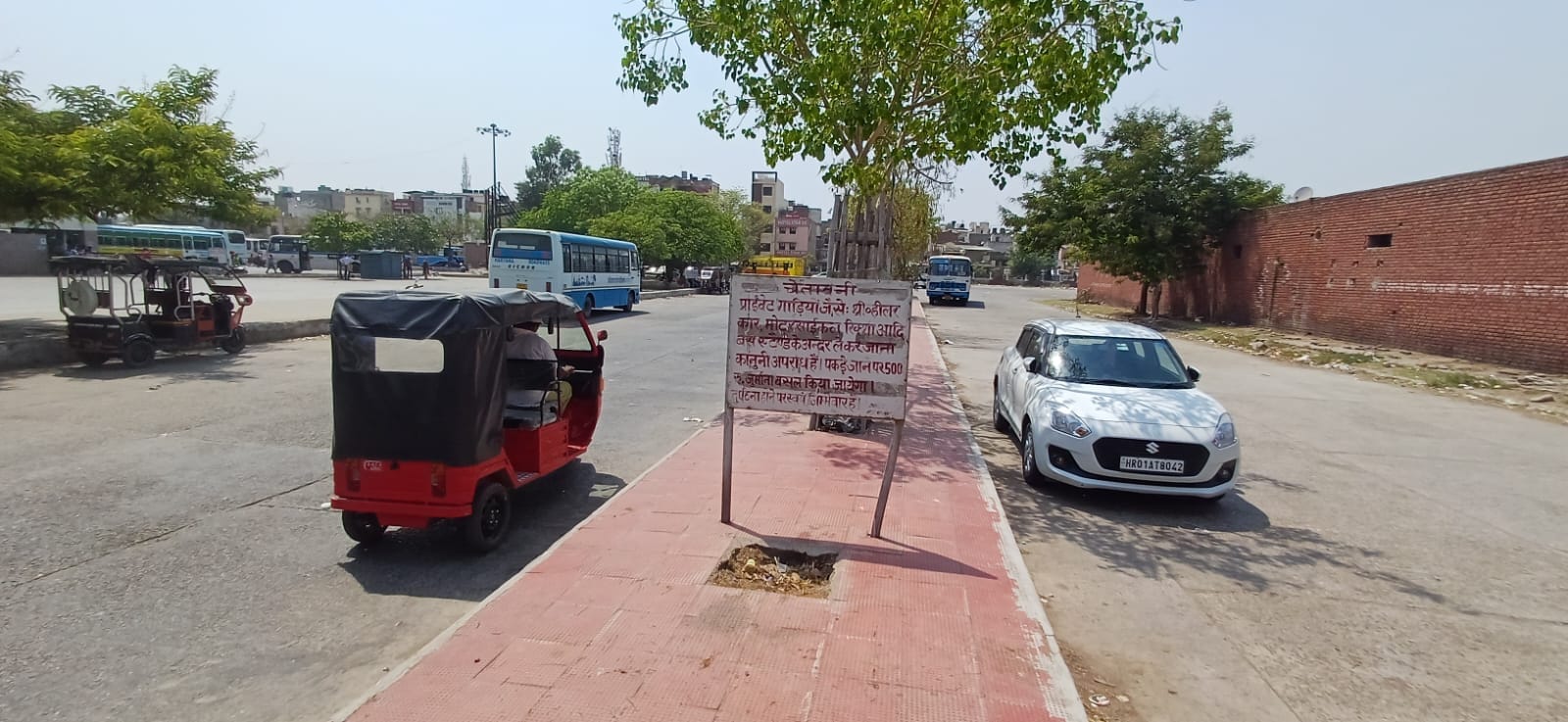 अंबाला छावनी बस अड्डा के अंदर बसों के पास खड़ी कार