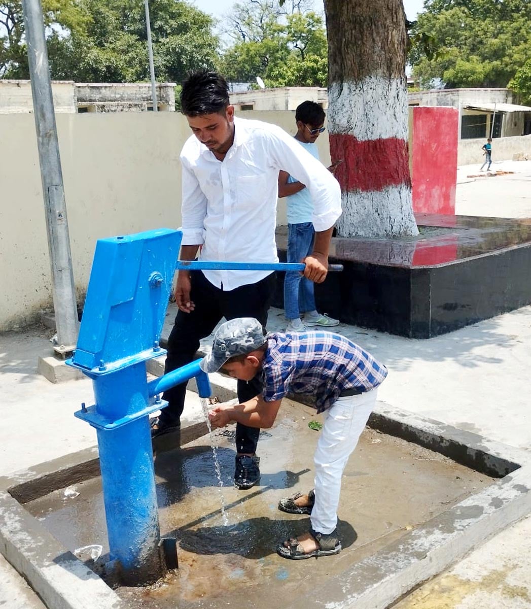 कछला में रेलवे प्लेटफार्म और पटरी पर बैठे यात्री। संवाद कछला में रेलवे प्लेटफार्म और पटरी पर बैठे यात्री। संवाद