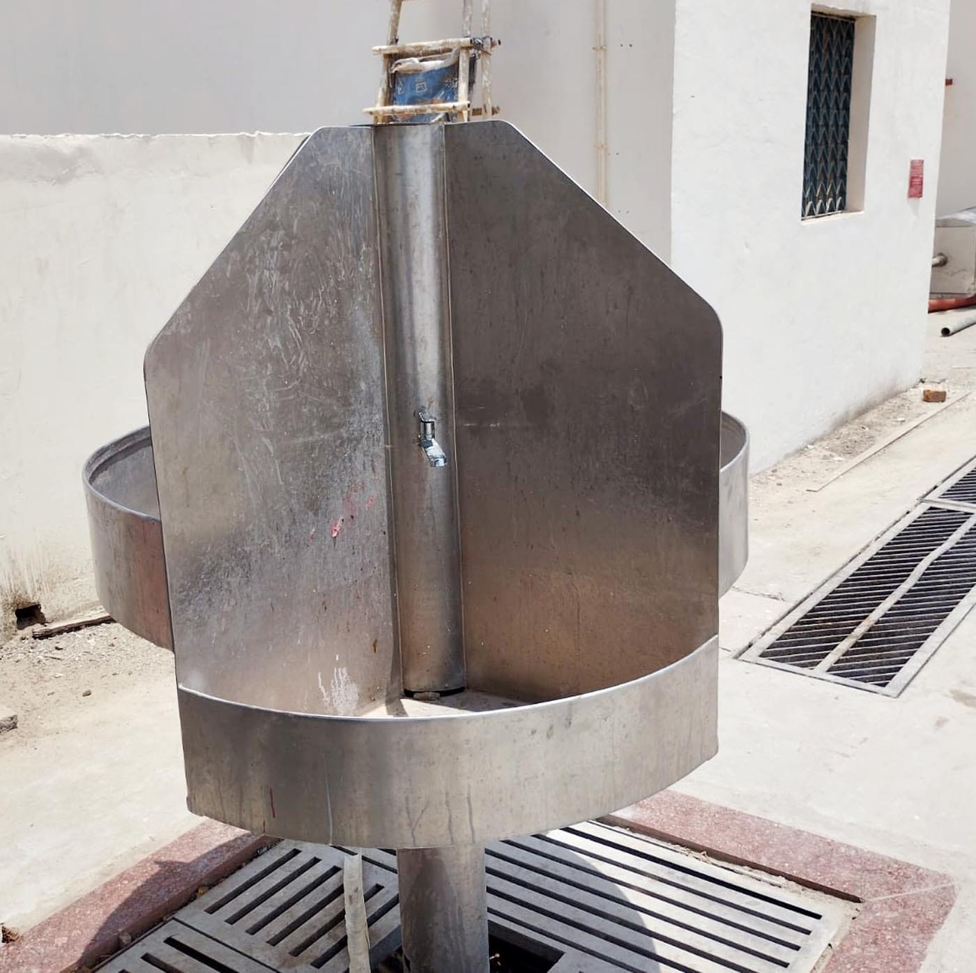 कछला में रेलवे प्लेटफार्म और पटरी पर बैठे यात्री। संवाद कछला में रेलवे प्लेटफार्म और पटरी पर बैठे यात्री। संवाद