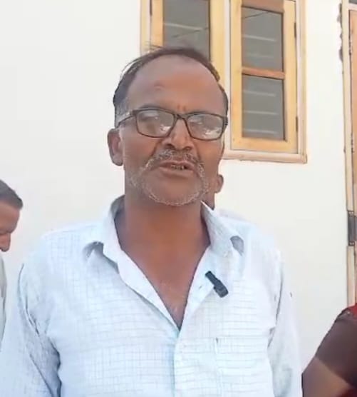 कीर्ति नगर में पानी की समस्या के चलते लोग रोष प्रकट करते हुए