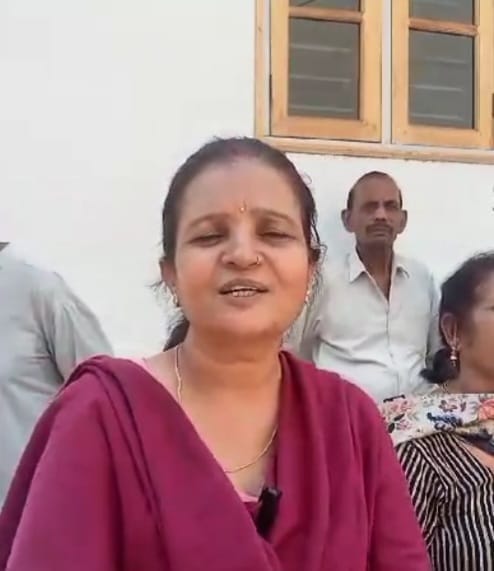 कीर्ति नगर में पानी की समस्या के चलते लोग रोष प्रकट करते हुए