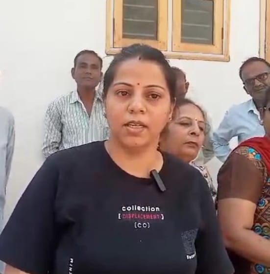 कीर्ति नगर में पानी की समस्या के चलते लोग रोष प्रकट करते हुए