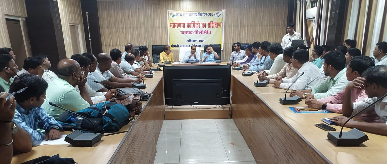 मंडी समिति में मतगणना स्थल का निरीक्षण करते डीएम संजय कुमार सिंह । संवाद