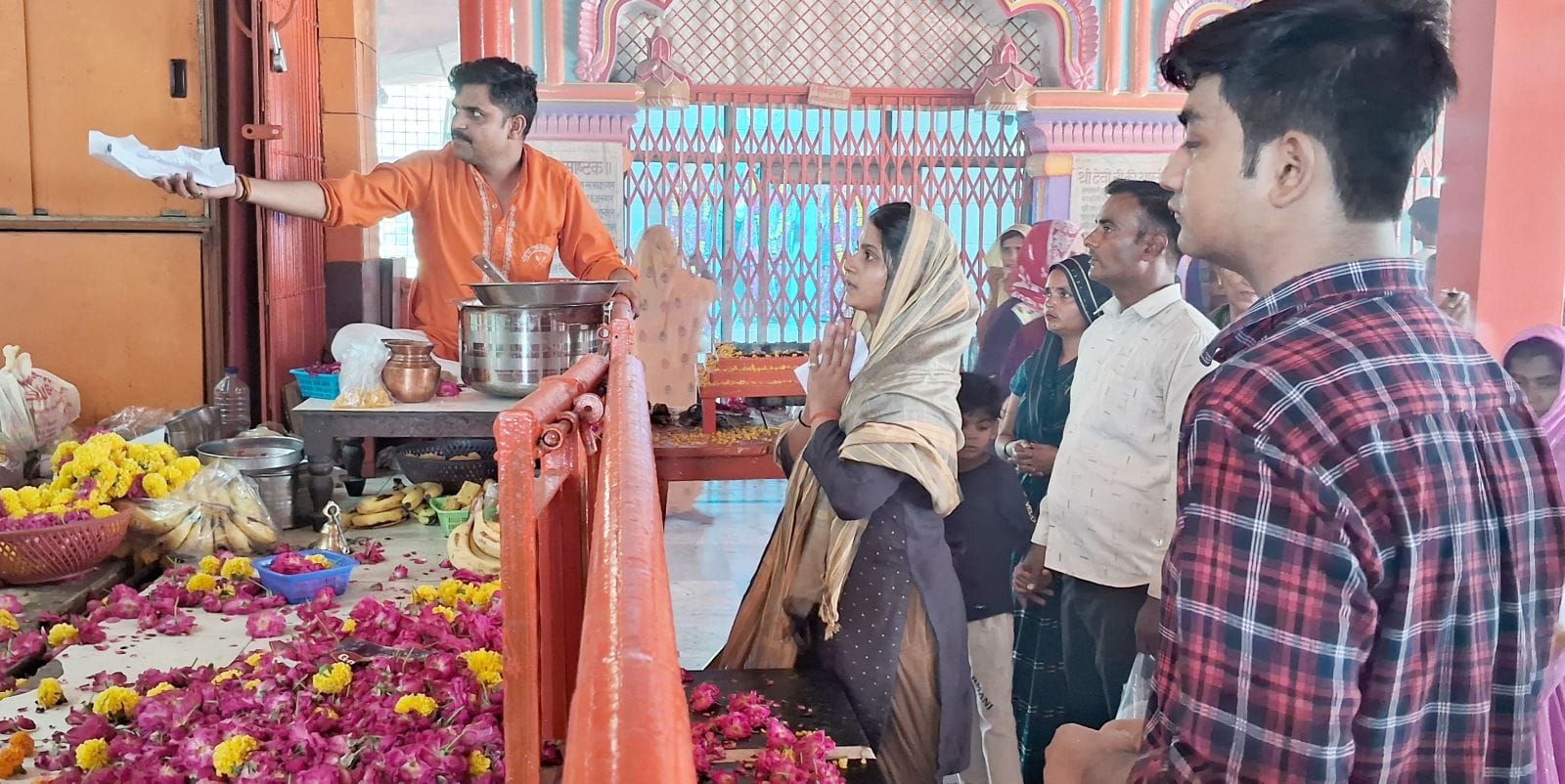 मंदिर में हनुमान चासीसा का पाठ करते भक्त। संवाद मंदिर में हनुमान चासीसा का पाठ करते भक्त। संवाद