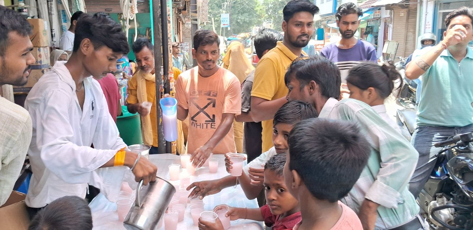 मंदिर में हनुमान चासीसा का पाठ करते भक्त। संवाद मंदिर में हनुमान चासीसा का पाठ करते भक्त। संवाद