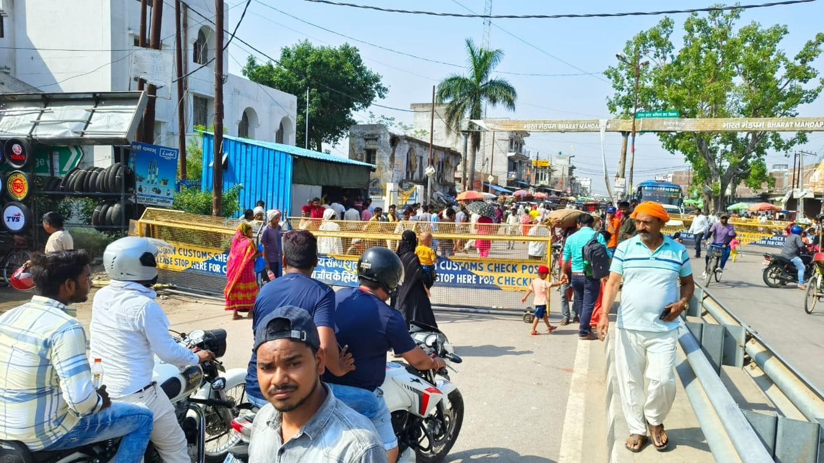 रुपईडीहा बॉर्डर बंद होने के बाद कस्बे में खड़ीं बसें व ई रिक्शा। संवाद रुपईडीहा बॉर्डर बंद होने के बाद कस्बे में खड़ीं बसें व ई रिक्शा। संवाद