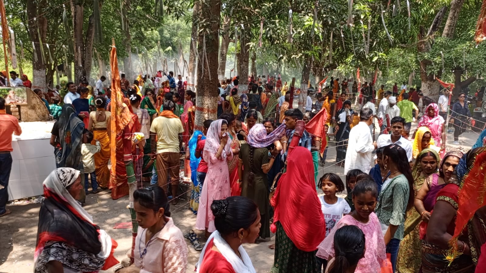 शहर की स्टेशन रोड स्थित बाबा पाकड़नाथ मंदिर पर पूजा करते श्रद्धालु । संवाद शहर की स्टेशन रोड स्थित बाबा पाकड़नाथ मंदिर पर पूजा करते श्रद्धालु । संवाद