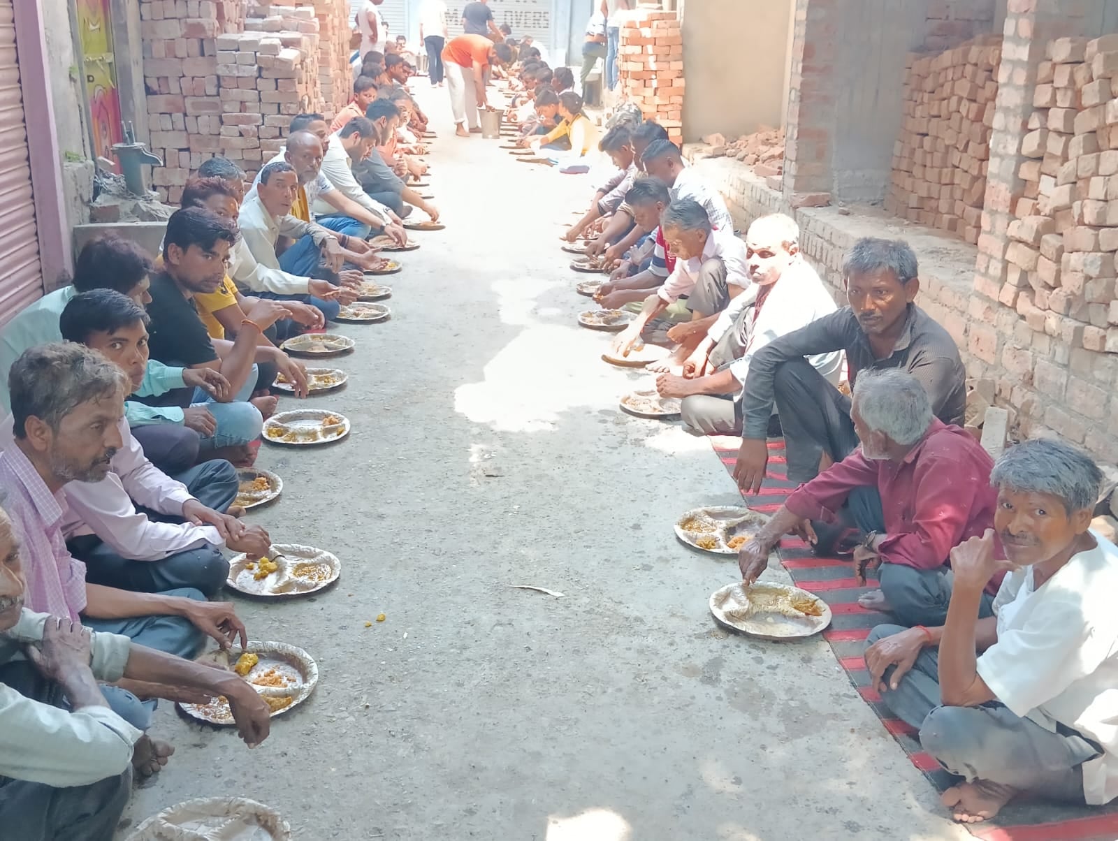 शहर की स्टेशन रोड स्थित बाबा पाकड़नाथ मंदिर पर पूजा करते श्रद्धालु । संवाद शहर की स्टेशन रोड स्थित बाबा पाकड़नाथ मंदिर पर पूजा करते श्रद्धालु । संवाद