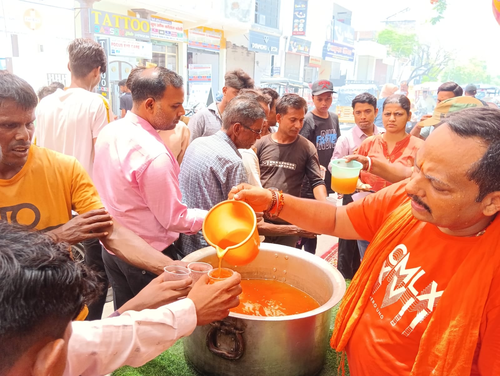 शहर की स्टेशन रोड स्थित बाबा पाकड़नाथ मंदिर पर पूजा करते श्रद्धालु । संवाद शहर की स्टेशन रोड स्थित बाबा पाकड़नाथ मंदिर पर पूजा करते श्रद्धालु । संवाद
