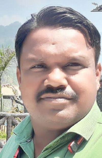 उझानी में खंभे पर केबल ठीक करते कर्मचारी। संवाद