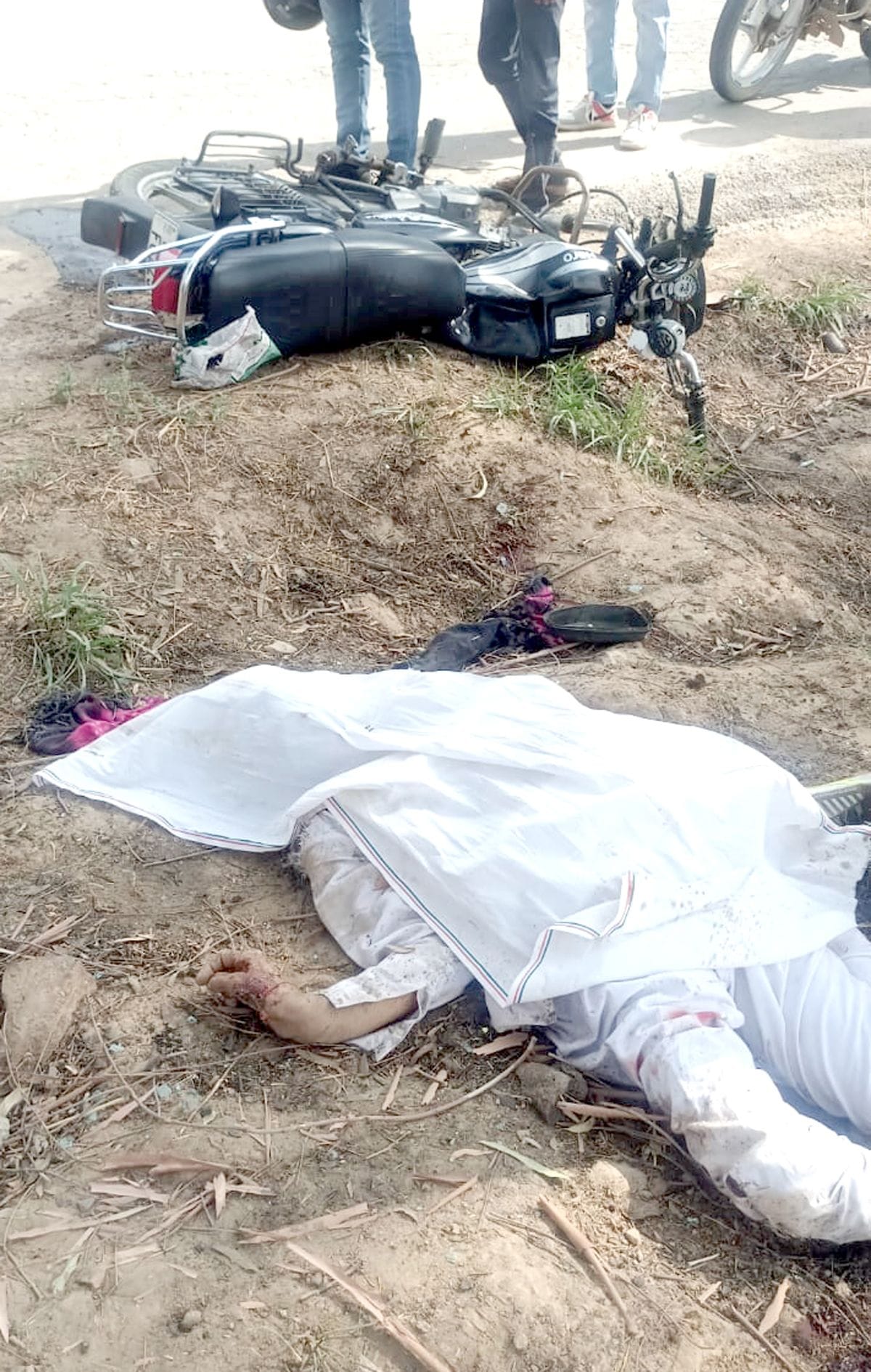 29जेएनडी14-बहादुरगढ़ गांव के पास खेतों में पड़ी दुर्घटनाग्रस्त कार। संवाद 29जेएनडी14-बहादुरगढ़ गांव के पास खेतों में पड़ी दुर्घटनाग्रस्त कार। संवाद