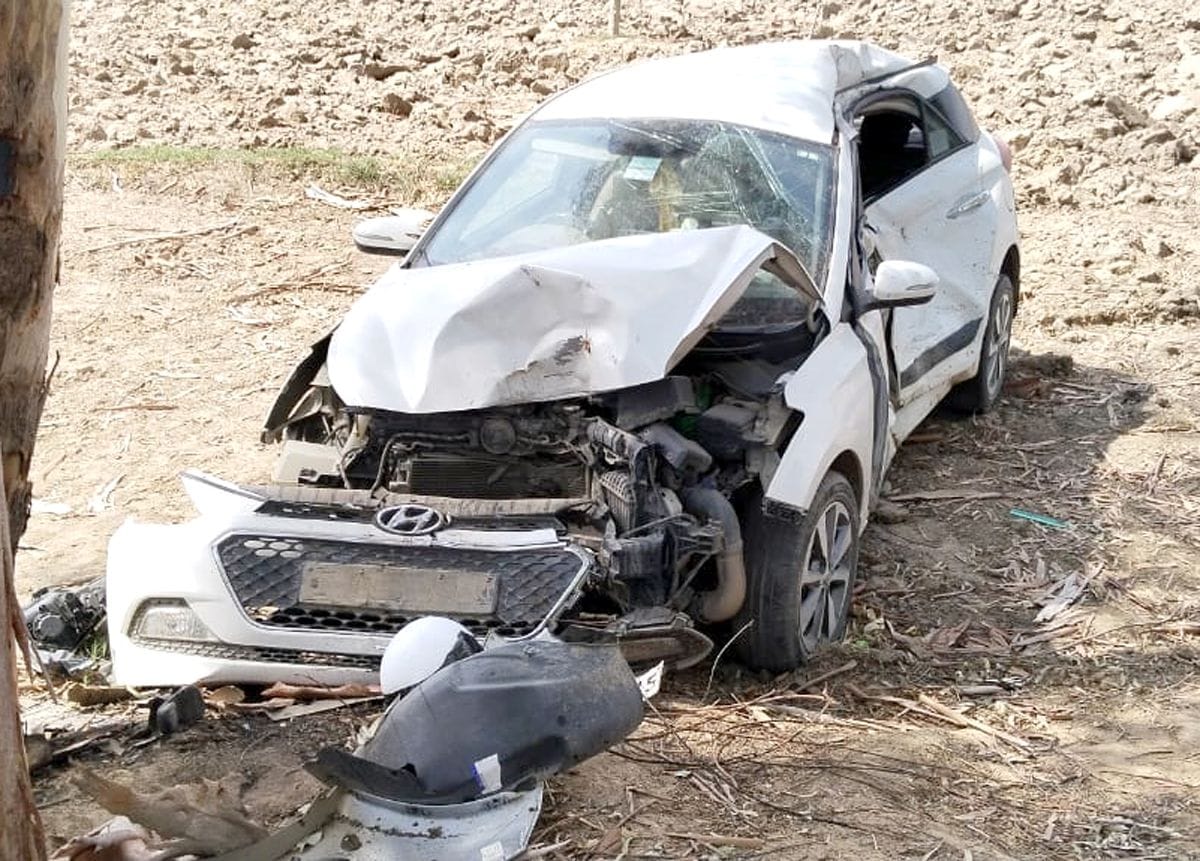 29जेएनडी14-बहादुरगढ़ गांव के पास खेतों में पड़ी दुर्घटनाग्रस्त कार। संवाद 29जेएनडी14-बहादुरगढ़ गांव के पास खेतों में पड़ी दुर्घटनाग्रस्त कार। संवाद