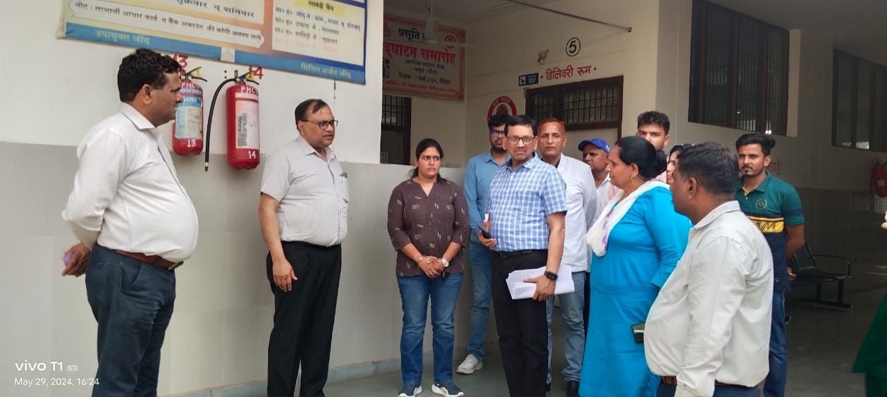29जेएनडी19: नगूरां पीएचसी में चिकित्सकों व स्टॉफ से बातचीत करते डिप्टी डायरेक्टर। संवाद 29जेएनडी19: नगूरां पीएचसी में चिकित्सकों व स्टॉफ से बातचीत करते डिप्टी डायरेक्टर। संवाद