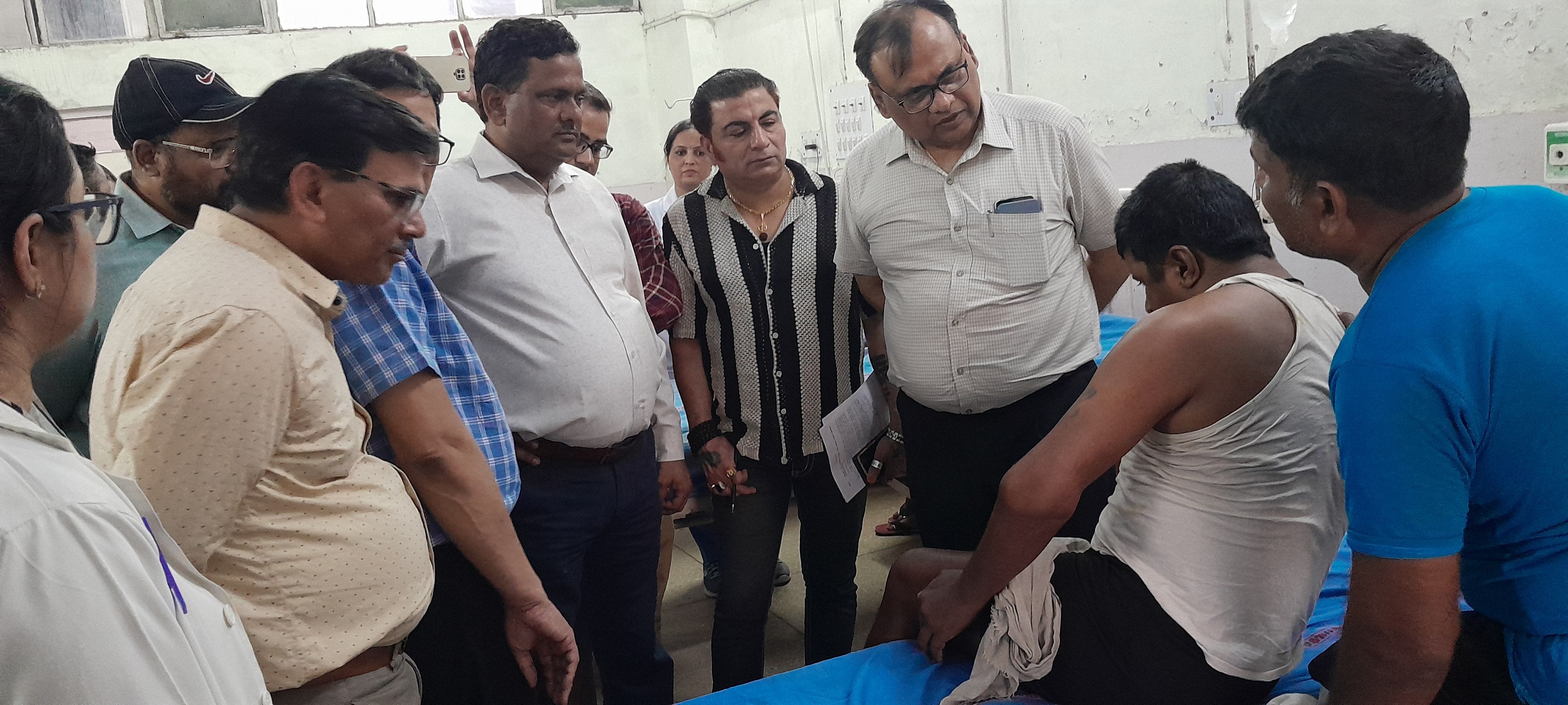 29जेएनडी22 : नागरिक अस्पताल में दाखिल एक मरीज से बातचीत करते डॉ. मनीष बंसल। संवाद 29जेएनडी22 : नागरिक अस्पताल में दाखिल एक मरीज से बातचीत करते डॉ. मनीष बंसल। संवाद