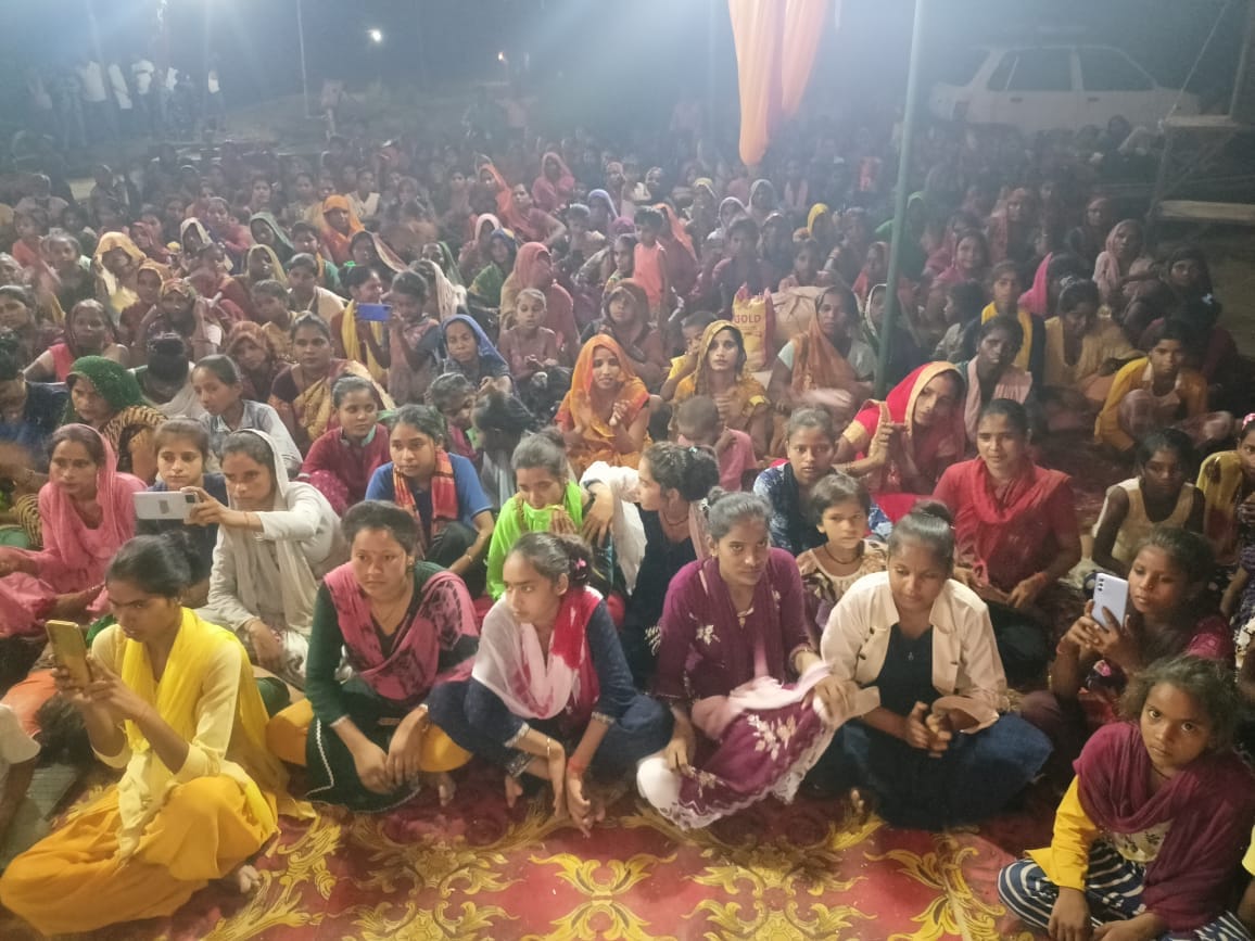 बीसलपुर के गांव खनका में प्रवचन करते कथावाचक संकेत शुक्ला । संवाद बीसलपुर के गांव खनका में प्रवचन करते कथावाचक संकेत शुक्ला । संवाद