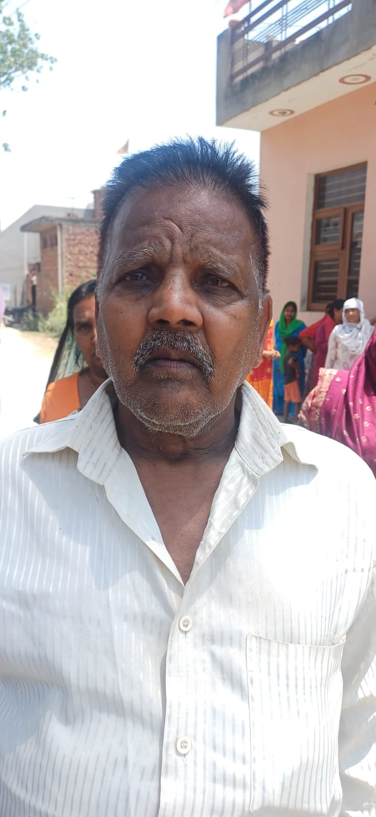 छावनी के बीडी फ्लोर मिल स्थित सत्संग विहार कालोनी में सात सौ रुपये खर्च कर मंगवाया पानी का टैं छावनी के बीडी फ्लोर मिल स्थित सत्संग विहार कालोनी में सात सौ रुपये खर्च कर मंगवाया पानी का टैं