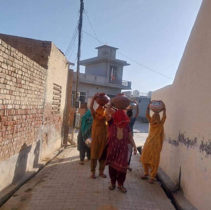गांव गोरखपुर स्थित 33 केवी बिजली घर में ट्रांसफार्मर को पानी डालकर ठंडा करता बिजली कर्मचारी। स