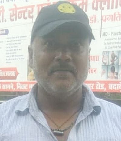 उझानी में बिजली उपकेंद्र पर केबल बॉक्स ठीक करते कर्मचारी। संवाद