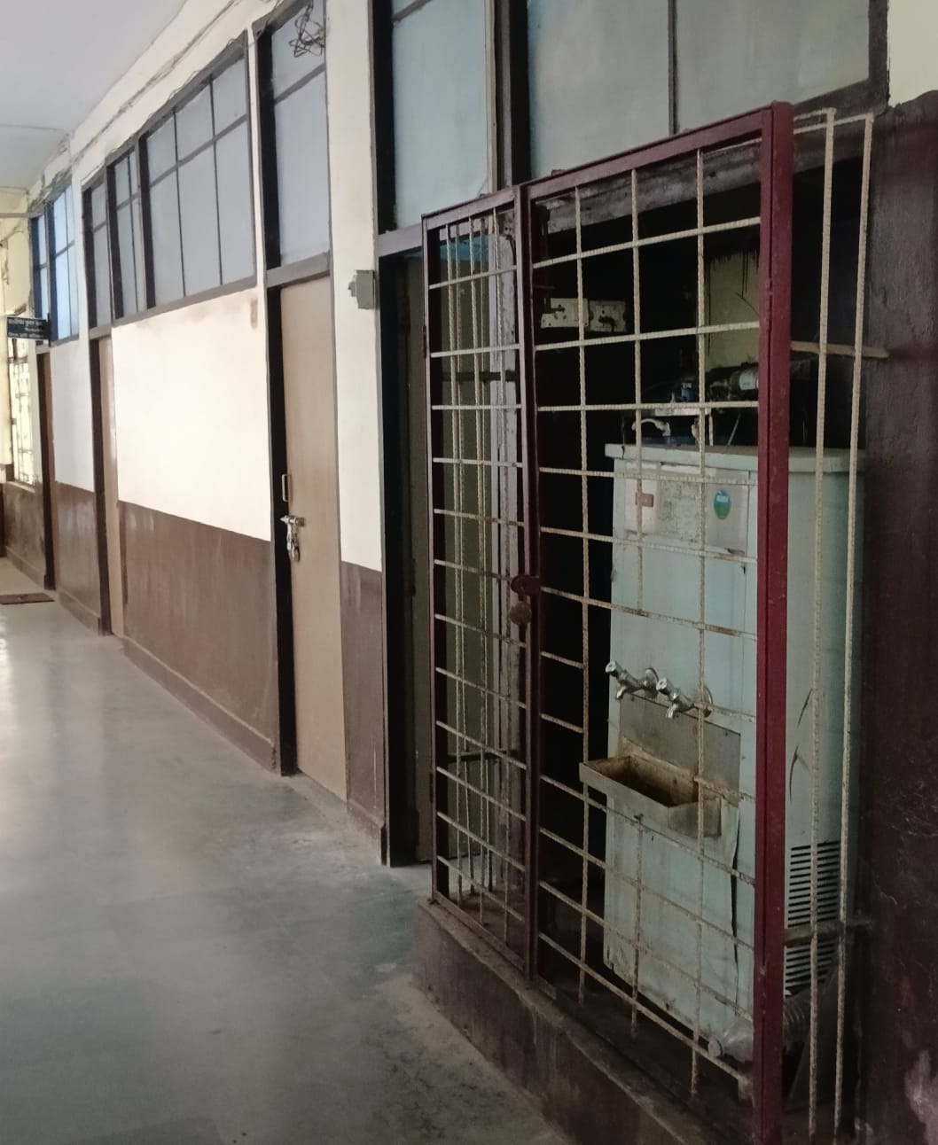 विकास भवन परिसर में खराब पड़ा हैंडपंप । संवाद विकास भवन परिसर में खराब पड़ा हैंडपंप । संवाद