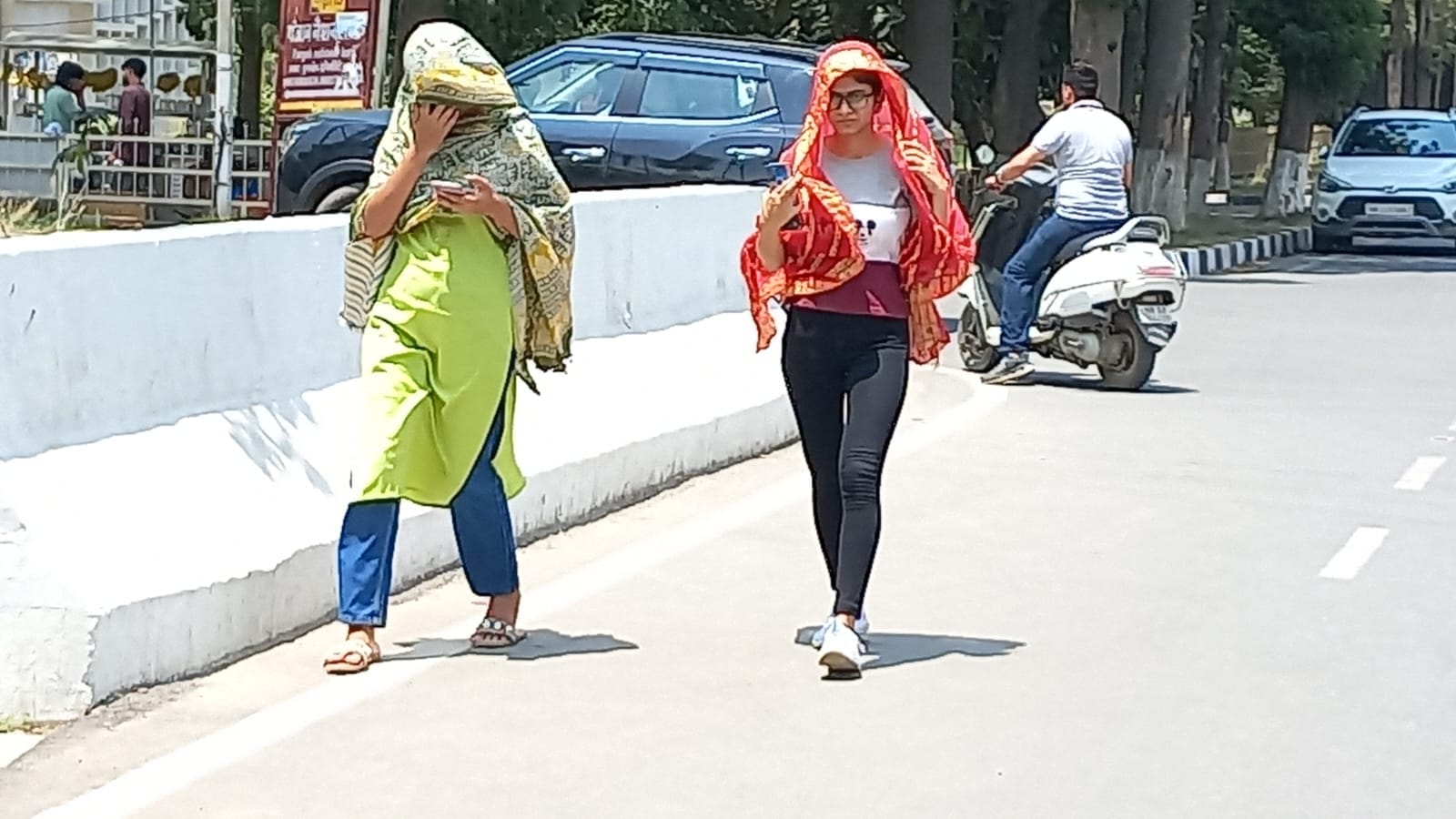 कुरुक्षेत्र। ग्राहक को कूलर दिखाता दुकानदार। संवाद कुरुक्षेत्र। ग्राहक को कूलर दिखाता दुकानदार। संवाद