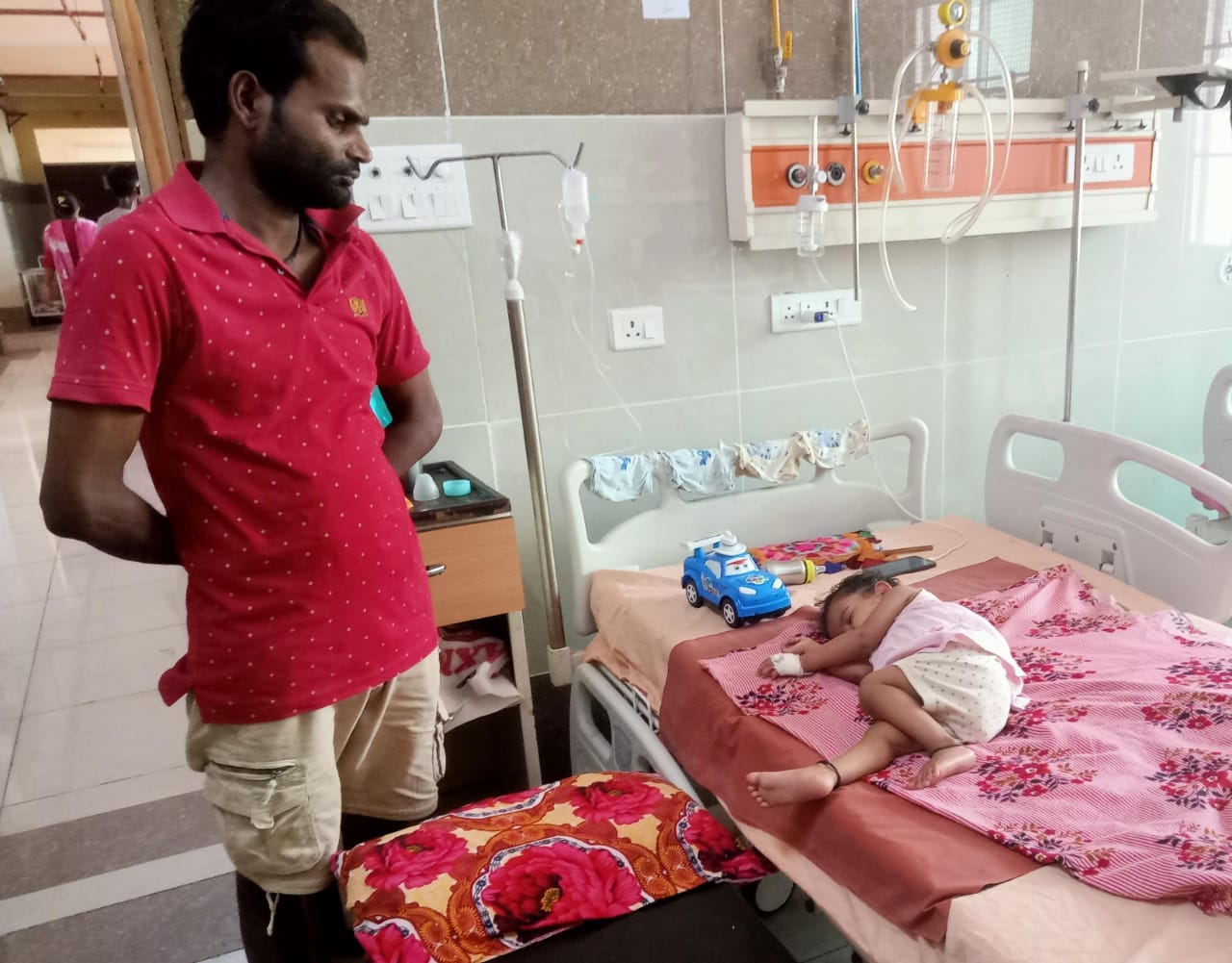 मेडिकल कॉलेज में भर्ती बच्चे । संवाद मेडिकल कॉलेज में भर्ती बच्चे । संवाद