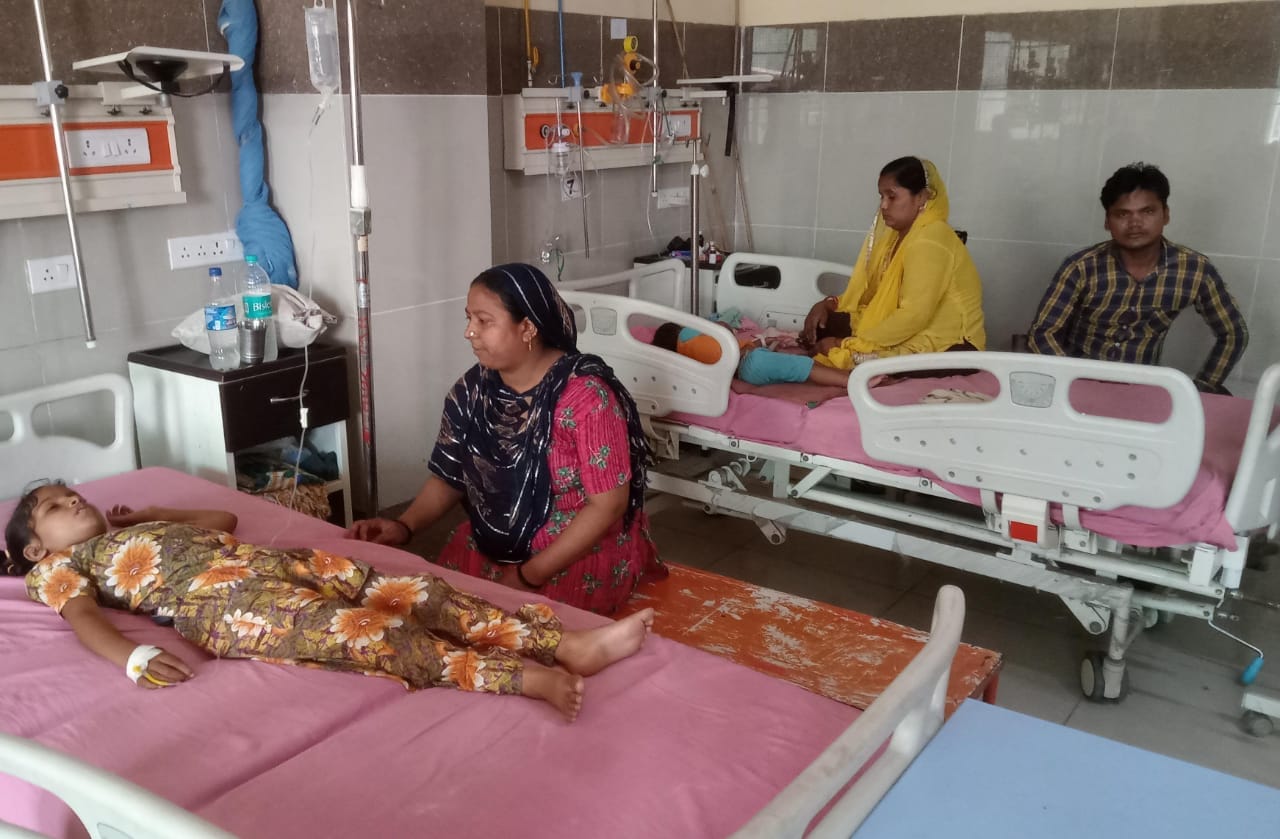 मेडिकल कॉलेज में भर्ती बच्चे । संवाद मेडिकल कॉलेज में भर्ती बच्चे । संवाद