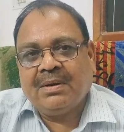 धूप से बचाव को छता लगाकर जाती युवतियां। संचाद धूप से बचाव को छता लगाकर जाती युवतियां। संचाद