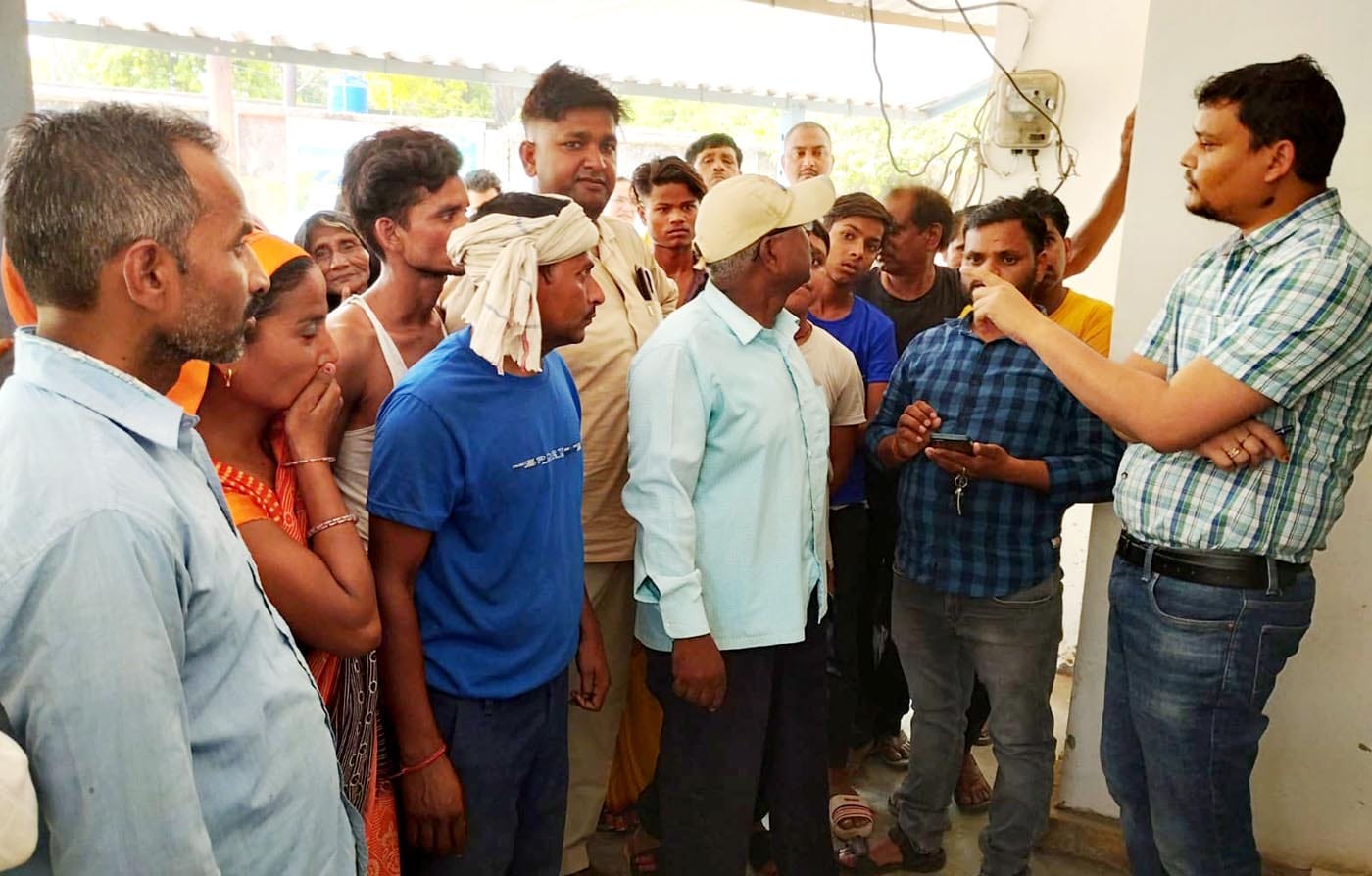 उझानी में बिजली उपकेंद्र के घेराव में शामिल महिलाएं। सवाद