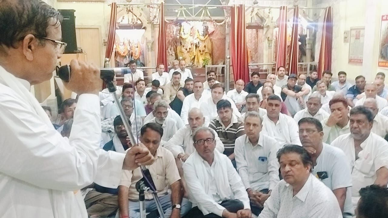 31जेएनडी04: व्यापारियों को संबोधित करते हुए महावीर कंप्यूटर। संवाद