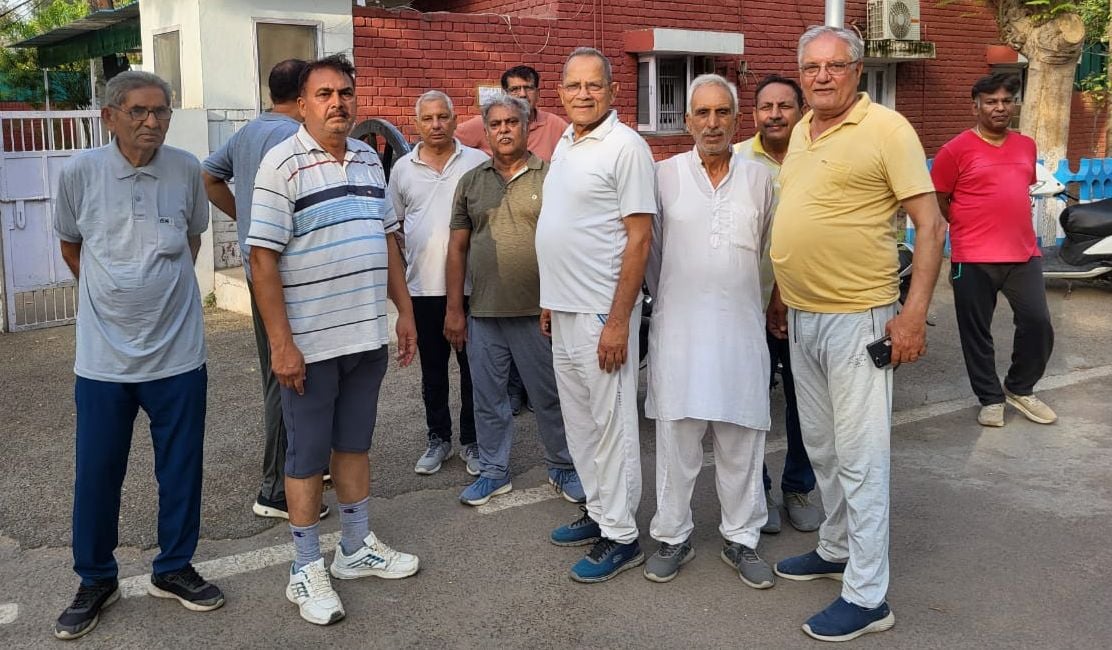 31जेएनडी06 : पानी की कमी से सूखे और मुर्झाए  हर्बल  पार्क के पौधे। संवाद