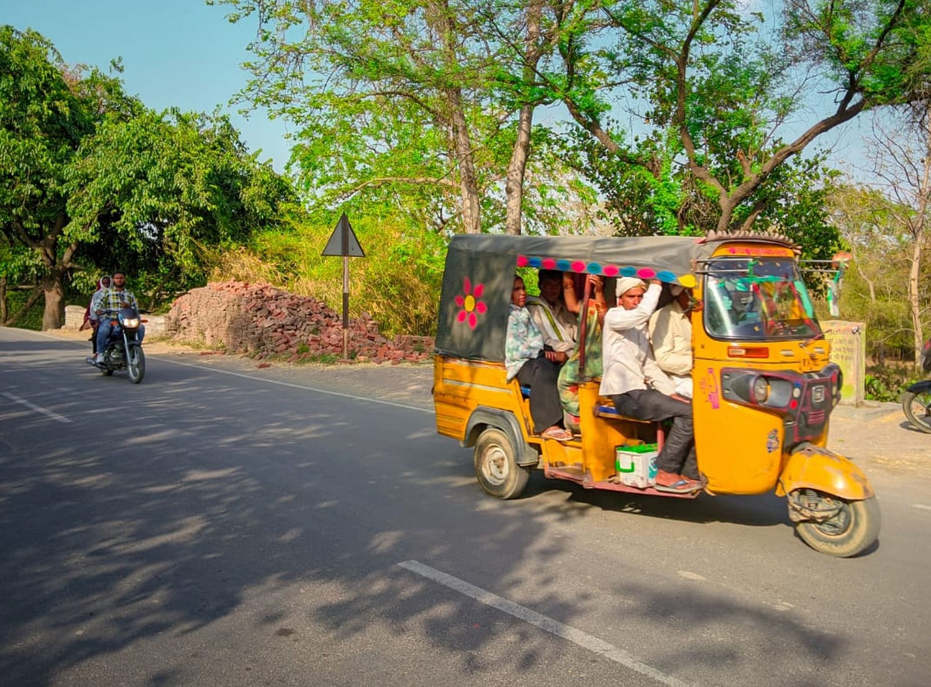 आसफपुर रेलवे स्टेशन के सामने यात्रियों के इंतजार में खड़े ऑटो। संवाद आसफपुर रेलवे स्टेशन के सामने यात्रियों के इंतजार में खड़े ऑटो। संवाद