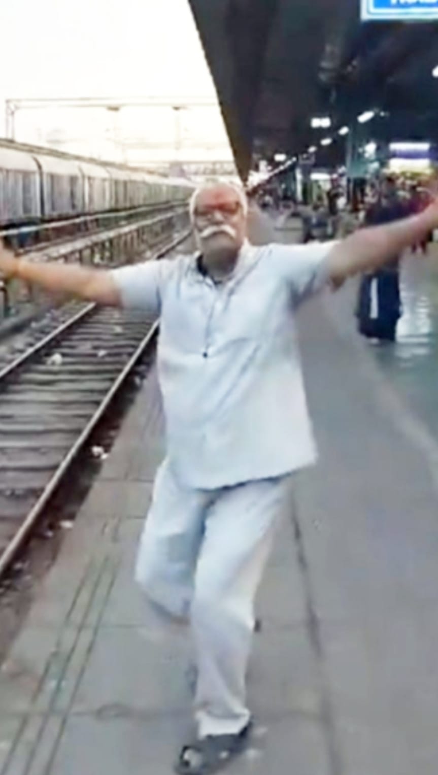 बाबा महाकाल के दर्शन करने आए बुजुर्ग ने ऐसा डांस किया कि रेलवे स्टेशन पर सब देखते रह गए बाबा महाकाल के दर्शन करने आए बुजुर्ग ने ऐसा डांस किया कि रेलवे स्टेशन पर सब देखते रह गए