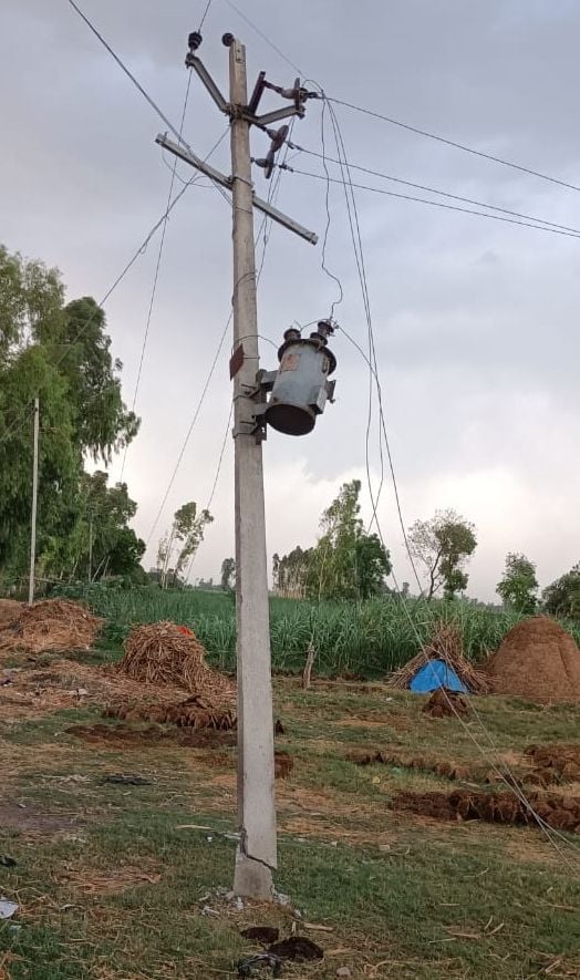 गोला के नए बाईपास के किनारे पेड़ गिरने से क्षतिग्रस्त हाई टेंशन लाइन। गोला के नए बाईपास के किनारे पेड़ गिरने से क्षतिग्रस्त हाई टेंशन लाइन।