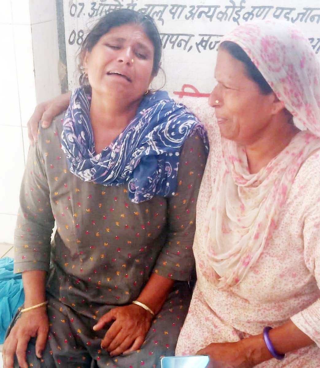 गोमती पुल पर हादसे के बी डीसीएम के नीचे फंसी बाइक निकालते पुलिसकर्मी। संवाद
