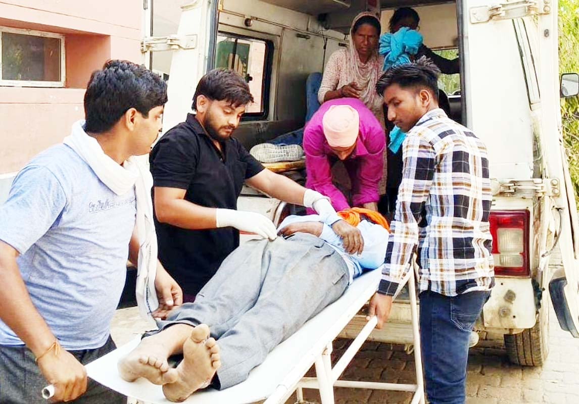 गोमती पुल पर हादसे के बी डीसीएम के नीचे फंसी बाइक निकालते पुलिसकर्मी। संवाद