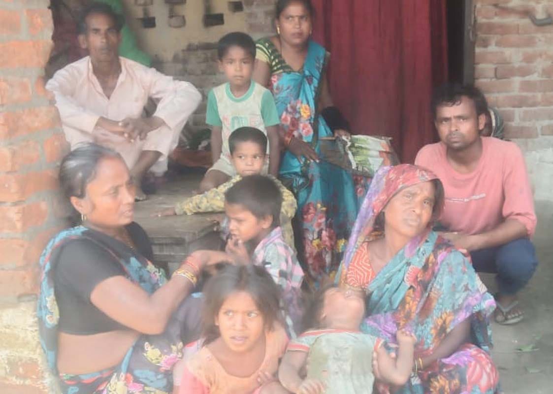 गांव सतवां में हादसे की जानकारी लेते एसडीएम संजय पांडे। स्रोत प्रशासन