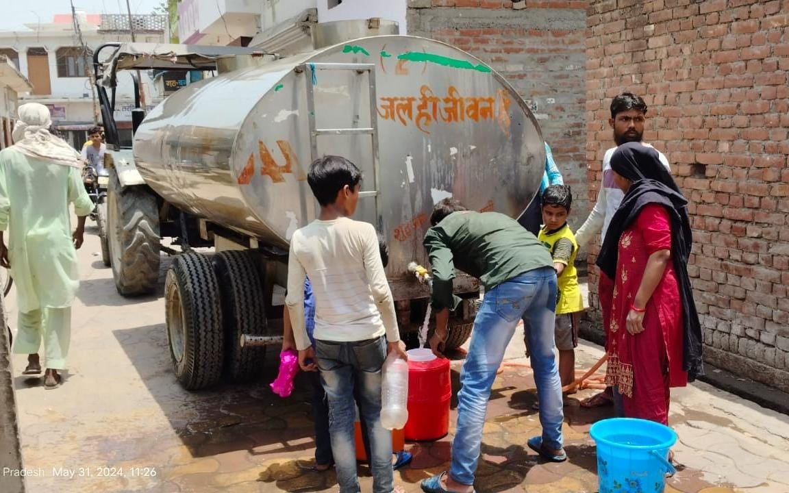 जेनरेटर से पानी भरने पहुंचे युवक संवाद जेनरेटर से पानी भरने पहुंचे युवक संवाद